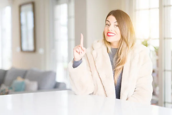 Jovem Mulher Bonita Vestindo Casaco Pele Inverno Casa Apontando Dedo — Fotografia de Stock