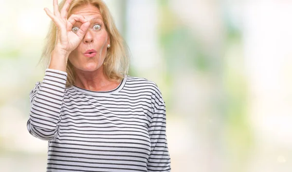 Donna Bionda Mezza Età Sfondo Isolato Facendo Gesto Scioccato Con — Foto Stock