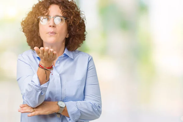 Schöne Seniorin Mittleren Alters Mit Brille Vor Isoliertem Hintergrund Die — Stockfoto