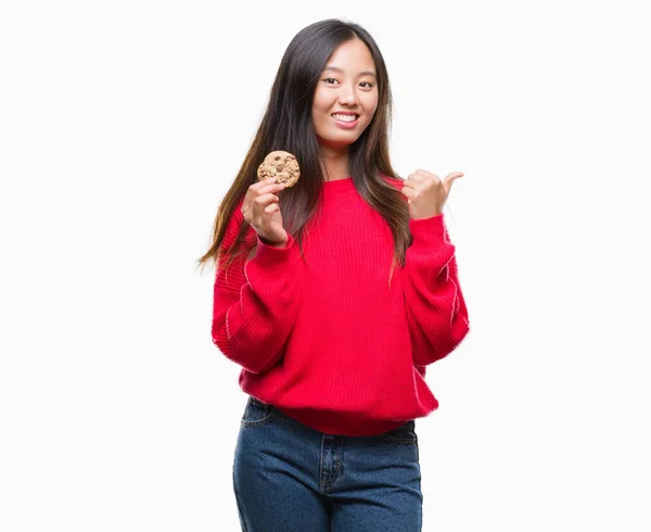 Joven Asiático Mujer Comer Chocolate Chip Cookie Sobre Aislado Fondo —  Fotos de Stock