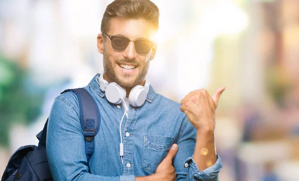 Jovem Turista Bonito Vestindo Fones Ouvido Mochila Sobre Fundo Isolado — Fotografia de Stock