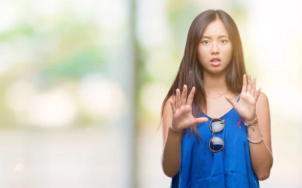 年轻的亚裔妇女在孤立的背景下害怕和恐惧的表情 用手停止手势 震惊地大叫 恐慌概念 — 图库照片