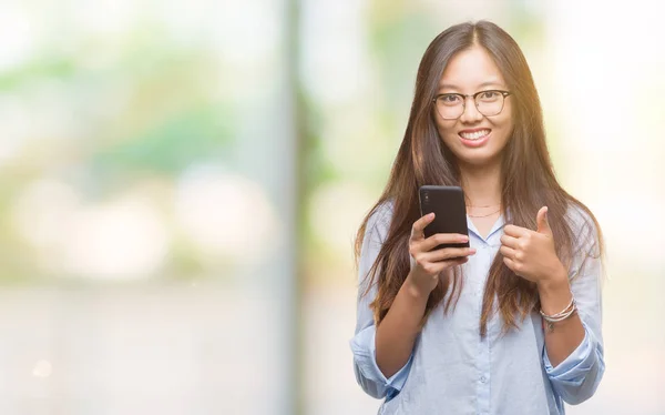 Jovem Mulher Asiática Mensagens Usando Smartphone Sobre Fundo Isolado Feliz — Fotografia de Stock