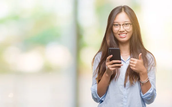 Giovane Donna Asiatica Sms Utilizzando Smartphone Sfondo Isolato Felice Con — Foto Stock