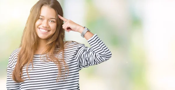 Młoda Piękna Brunetka Kobieta Noszenia Sweter Paski Białym Tle Smiling — Zdjęcie stockowe