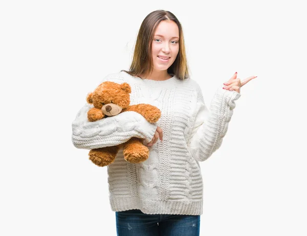 Joven Mujer Caucásica Sosteniendo Osito Peluche Sobre Fondo Aislado Muy —  Fotos de Stock