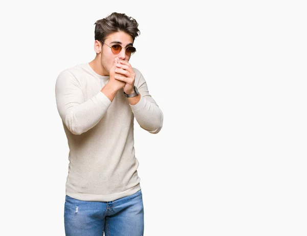 Mladý Pohledný Muž Nosí Sluneční Brýle Izolované Pozadí Šokován Pokrývající — Stock fotografie