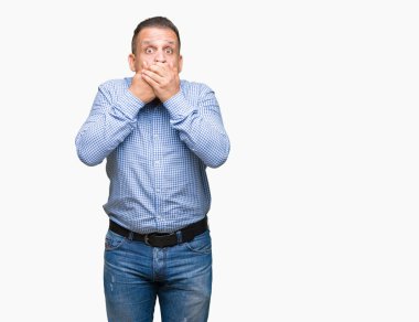 Orta yaş Arap iş adamı izole arka plan ağız hata için elleriyle kapsayan şok içinde. Gizli kavramı.