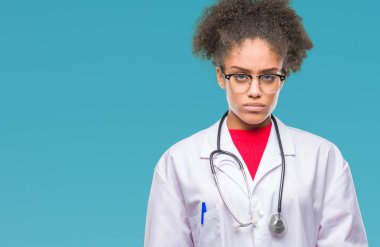 Kızgın ve korkmuş ağlıyor genç afro Amerikalı doktor kadın depresif izole arka plan ve sıkıntı, endişe yüzünden. Üzgün ifade.
