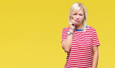 Genç güzel sarışın kadın diş ağrısı veya dişlerde dişlerle ilgili hastalık nedeniyle ağız acı ifadesi ile el ile dokunmak izole arka plan yüzünden. Diş hekimi kavramı.