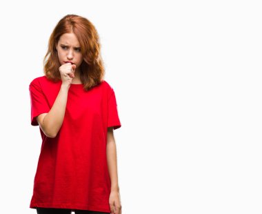 Genç güzel kadın hasta ve soğuk veya bronşit için semptom olarak öksürük duygu izole arka plan yüzünden. Sağlık kavramı.