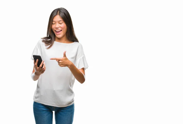 年轻的亚洲妇女发短信使用智能手机在孤立的背景下非常高兴的手指与手和手指 — 图库照片