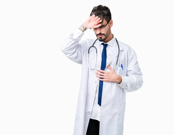 Νέος Γιατρός Άνδρας Φοράει Παλτό Νοσοκομείο Πάνω Από Απομονωμένες Φόντο — Φωτογραφία Αρχείου