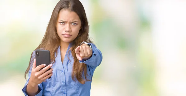 Giovane Bella Donna Affari Bruna Utilizzando Smartphone Sfondo Isolato Che — Foto Stock