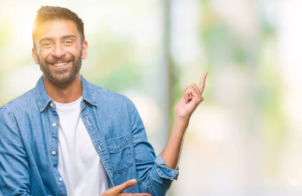 Homem Hispânico Adulto Sobre Fundo Isolado Com Grande Sorriso Rosto — Fotografia de Stock