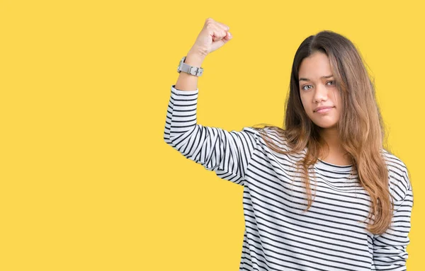 Jovem Bela Mulher Morena Vestindo Listras Suéter Sobre Fundo Isolado — Fotografia de Stock