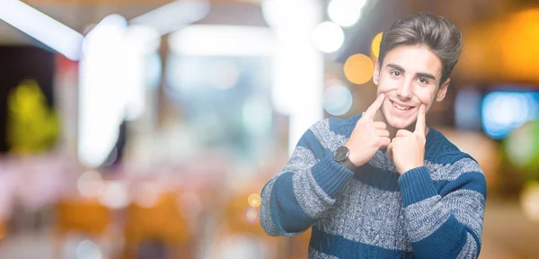 Joven Hombre Guapo Sobre Fondo Aislado Sonriendo Con Boca Abierta —  Fotos de Stock