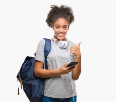 Genç güzel afro Amerikan öğrenci kadın sırt çantası holding arka plan ile mutlu büyük izole ok işareti yaparken gülümse, parmaklarıyla, mükemmel işaret parmak