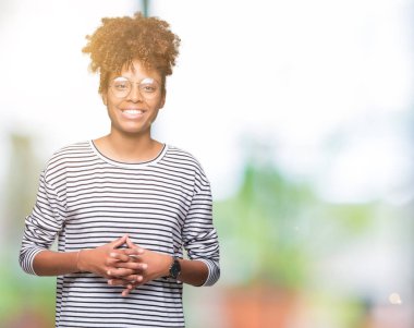 Güzel genç Afro-Amerikan kadın üzerinde gözlük takan birlikte arka plan eller izole ve rahat ve neşeli gülümseyen parmak çarpı işareti. Başarı ve iyimser