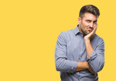 İzole arka plan düşünme seyir üzerinde genç yakışıklı adam yorgun ve sıkılmış çapraz silah depresyon sorunları ile.