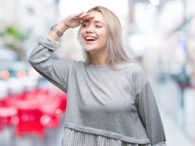 Genç Sarışın kadın yüzünden izole arka plan çok mutlu ve gülümseyen uzakta el ile üzerine kafa arıyorum. Arama kavramı.