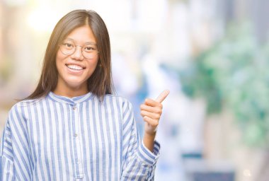 Genç Asyalı kadın hareketi el ile mutlu yaşasın yapıyor izole arka plan üzerinde. Kameraya bakarak başarı gösteren ile ifade onaylama.