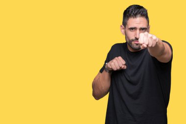 Yakışıklı delikanlı izole arka plan kum yumruk dövüşü, saldırgan ve kızgın saldırı, tehdit ve şiddet üzerine