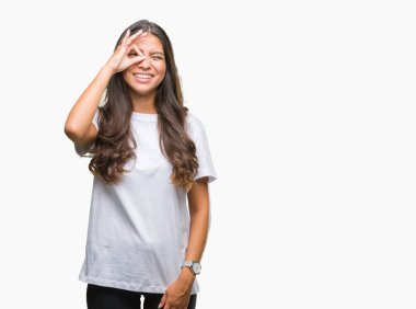 Genç güzel Arap kadın gülümsüyor, parmakları ile mutlu yüz üzerinden seyir göz el ile ok jest yapıyor izole arka plan üzerinde.