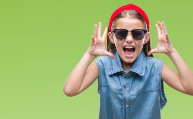 Genç güzel kız deli ve silah ile başarı için deli kutluyor izole arka plan üzerinde güneş gözlüğü takıyor kaldırdı ve heyecanlı çığlık gözler kapalı. Kazanan kavramı
