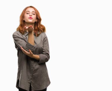 Genç güzel kadın bir öpücük el ile güzel ve seksi olmak hava üfleme kamera bakarak izole arka plan yüzünden. Aşk ifade.