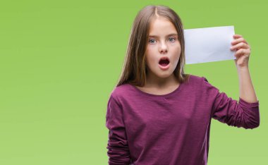 Genç güzel kız boş kağıt kartı tutan arka plan bir sürpriz yüz, korkuyor ve heyecanlı korku ifadesi ile şok korkmuş izole