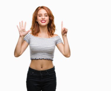 Genç güzel kadın gösterilen ve parmakları ile işaret izole arka plan yüzünden kendinden emin ve mutlu gülümseyerek süre 6 numara.