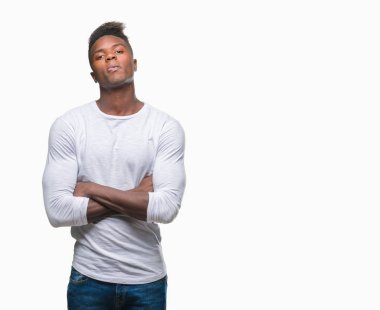 Afrikalı-Amerikalı genç izole arka plan şüpheci ve sinir, onaylamayan ifade yüz çapraz kolları üzerinde. Negatif kişi.