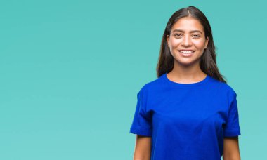 İzole arka plan ile bir mutlu ve güzel genç güzel Arap kadın yüzündeki gülümseme. Şanslı kişi.