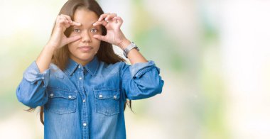 Parmaklarıyla, Uykulu ve sabah yorgunluk için yorgun gözlerini açmaya çalışırken izole arka plan üzerinde mavi kot gömlek giyen genç güzel esmer kadın