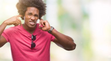 Yüksek sesle müzik gürültü rahatsız ifade parmaklarıyla kulaklarıyla kapsayan izole arka plan üzerinde Afro Amerikalı adam. Sağır kavramı.