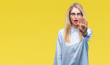 Elin avuç durağı şarkı yapıyor izole arka plan üzerinde gözlük takan genç güzel sarışın iş kadını. Negatif ve ciddi bir jest yüz ifadesiyle uyarı.