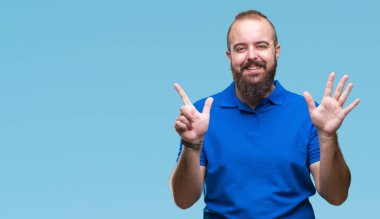 Üzerinde mavi gömlek giymiş genç beyaz hipster adam arka plan gösteren izole ve parmakları ile işaret kendinden emin ve mutlu gülümseyerek süre yedi numara.