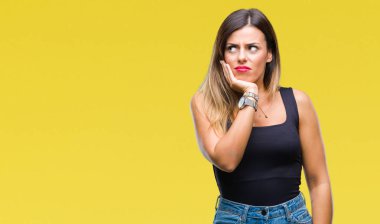 İzole arka plan düşünme seyir üzerinde genç güzel kadın yorgun ve sıkılmış çapraz silah depresyon sorunları ile.