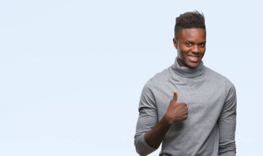 Afrikalı-Amerikalı genç hareketi el ile mutlu yaşasın yapıyor izole arka plan üzerinde. Kameraya bakarak başarı gösteren ile ifade onaylama.