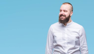 İzole arka plan uzak tarafına gülümseme ile yüzünde, doğal ifade seyir üzerinde genç beyaz hipster adam. Kendine güvenen gülüyor.