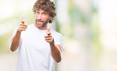 Fotoğraf makinesi ile mutlu ve komik yüz için parmakları işaret izole arka plan yakışıklı İspanyol modeli adam. İyi enerji ve vibes.