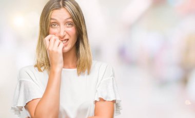 Genç güzel kadın yüzünden stresli ve gergin ile izole arka plan tırnak ısırma dudaklarından eller. Anksiyete sorunu.