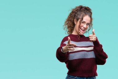 Güzel esmer kıvırcık saçlı Genç kız için fotoğraf makinesi ile mutlu ve komik yüz parmakları işaret izole arka plan üzerinde gözlük takıyorum. İyi enerji ve vibes.