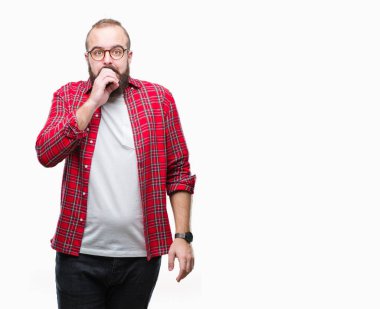 Genç beyaz hipster adam stresli ve gergin elle çivi ısırma ağzına bakarak izole arka plan üzerinde gözlük takıyorum. Anksiyete sorunu.