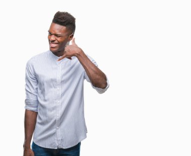 Genç Afro-Amerikan adam yapıyor gülümseyen izole arka plan üzerinde telefon hareketi ile el ve parmak telefonda konuşuyor gibi. Kavramları iletişim.