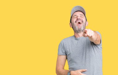 Yakışıklı orta yaş ağarmış kıdemli giyiyor spor kap üzerinde izole adam arka plan sizin parmak el kamerasıyla göğüs üzerinde utanç ifadesi işaret eden gülme