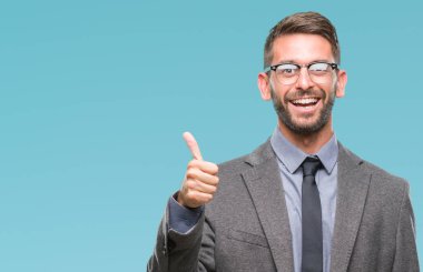Genç yakışıklı iş adamı mutlu yaşasın el ile jest yapıyor izole arka plan üzerinde. Kameraya bakarak başarı gösteren ile ifade onaylama.