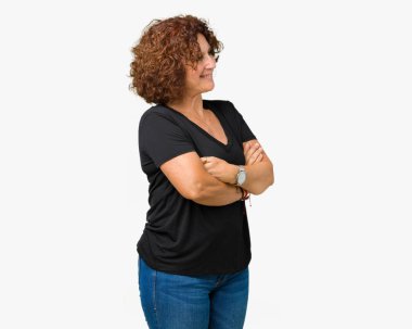 İkna ve kendine güvenen güzel orta ager üst düzey kadın izole arka tarafına silahlarla seyir gülümseyen yüzünden geçti