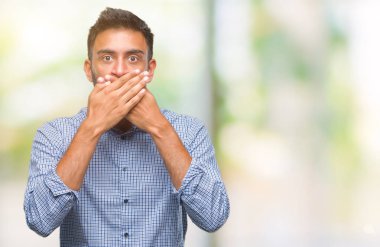 İzole arka plan ağız hata için elleriyle kapsayan şok yetişkin İspanyol adam. Gizli kavramı.